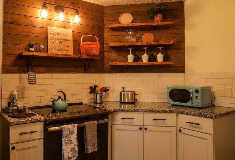 Pool House, Short Drive To Beach, Grill, Smart Tv