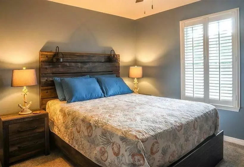 Pool House, Short Drive To Beach, Grill, Smart Tv