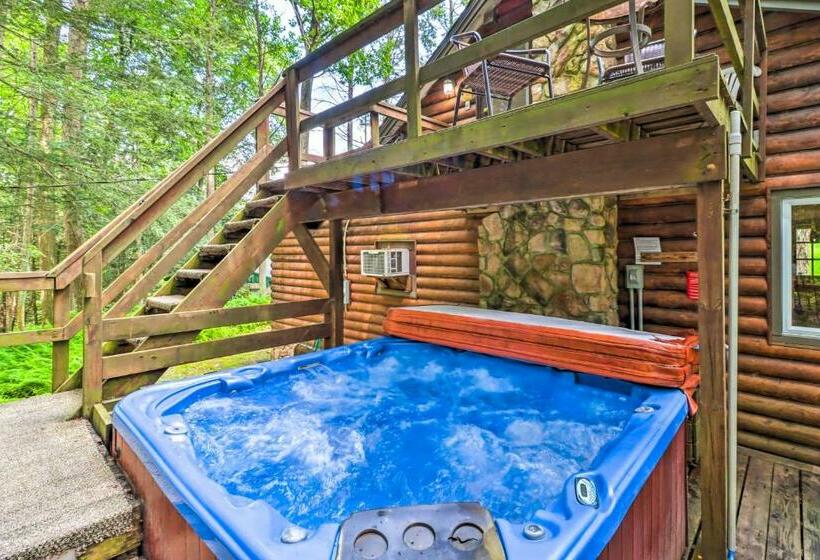 Secluded And Quiet Pocono Mountain Cabin With Hot Tub!