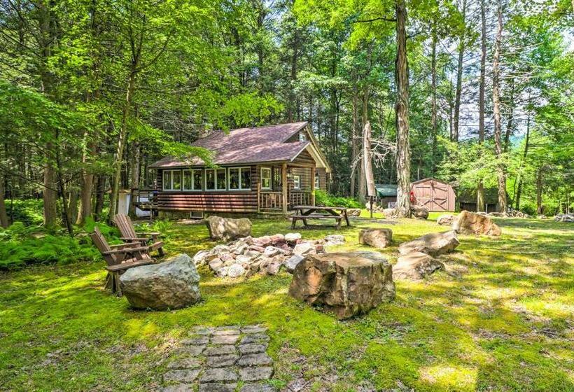 Secluded And Quiet Pocono Mountain Cabin With Hot Tub!