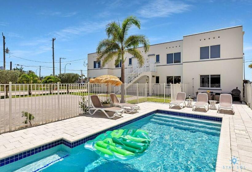Free Parking, Bay View, Pool, Step To Beach