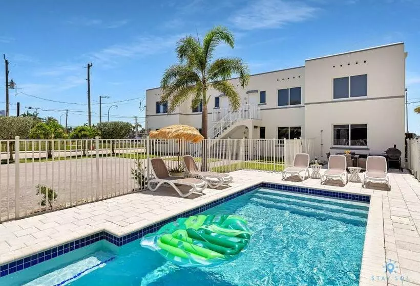 Free Parking, Bay View, Pool, Step To Beach