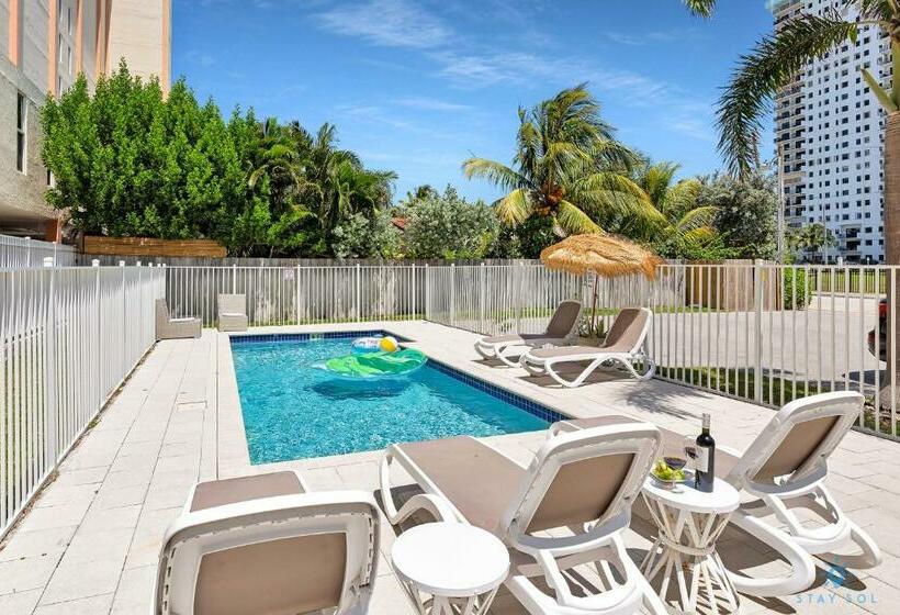 Free Parking, Bay View, Pool, Step To Beach