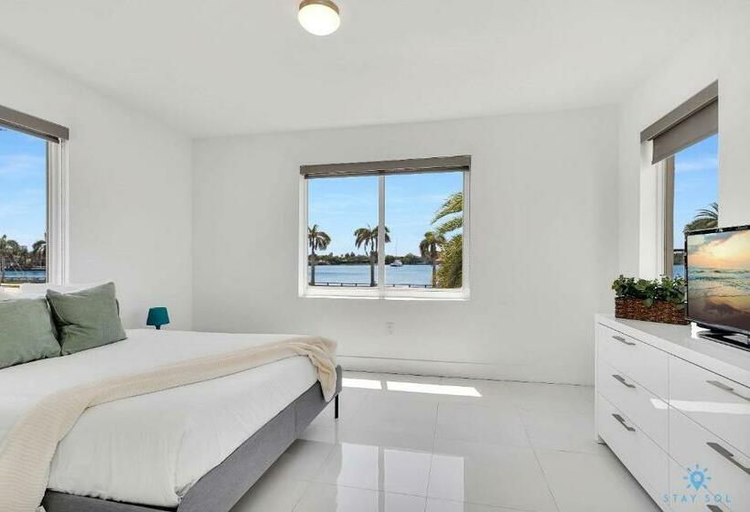 Free Parking, Bay View, Pool, Step To Beach