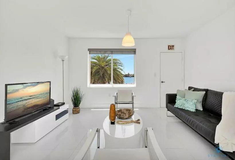 Free Parking, Bay View, Pool, Step To Beach