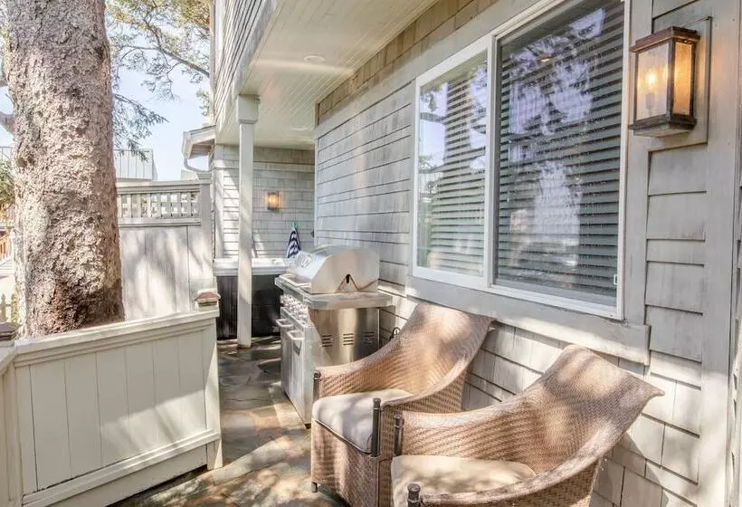 Hot Tub 1 Block To Beachtown Chefs Kitchen Villa Manzanita By Avantstay