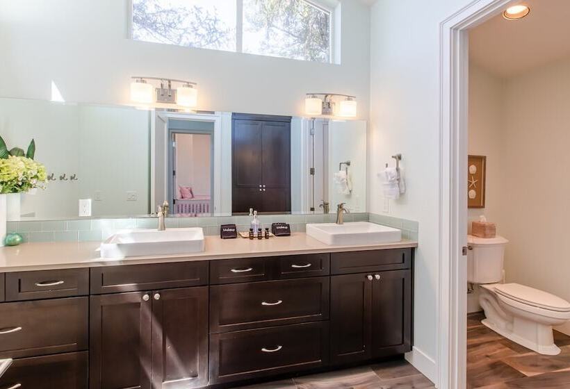 Hot Tub 1 Block To Beachtown Chefs Kitchen Villa Manzanita By Avantstay