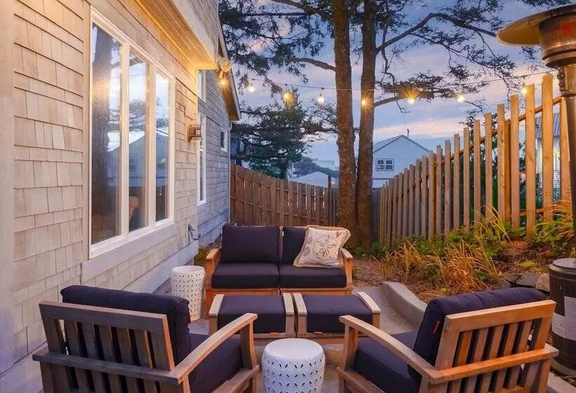 Hot Tub 1 Block To Beachtown Chefs Kitchen Villa Manzanita By Avantstay