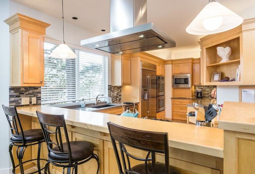 Hot Tub 1 Block To Beachtown Chefs Kitchen Villa Manzanita By Avantstay