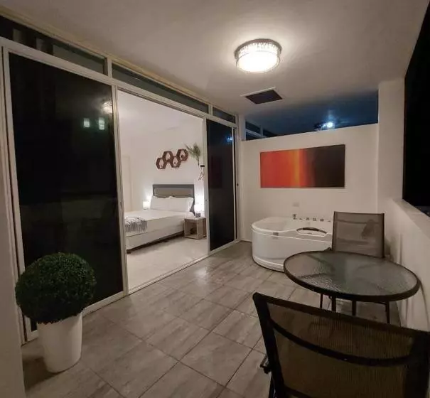 Hotelli Bonsai Jacuzzi Suites