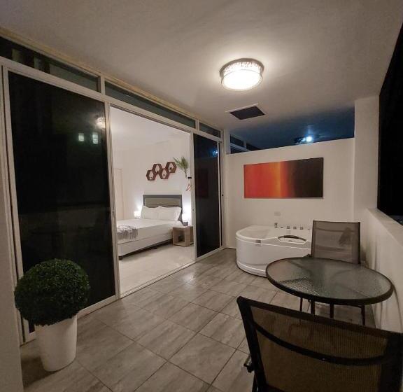 Hotel Bonsai Jacuzzi Suites