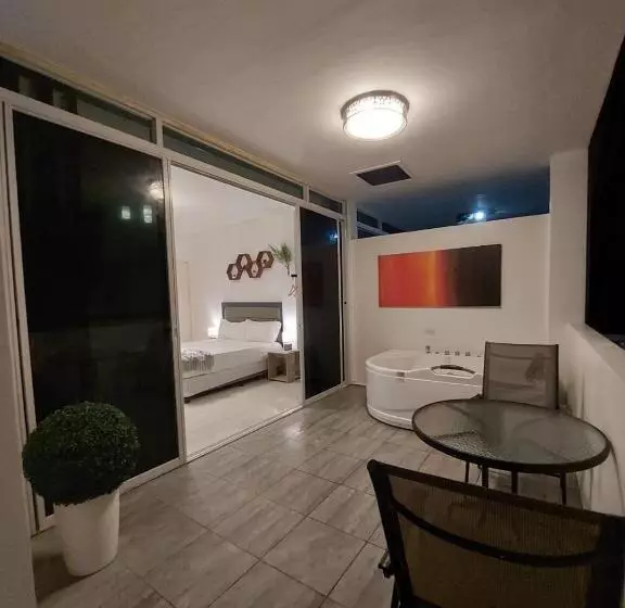 Hotelli Bonsai Jacuzzi Suites