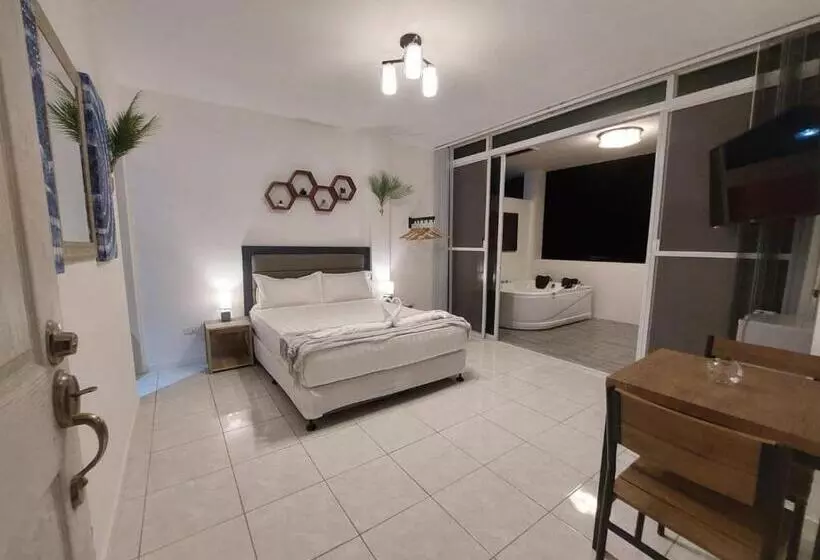 Hotelli Bonsai Jacuzzi Suites