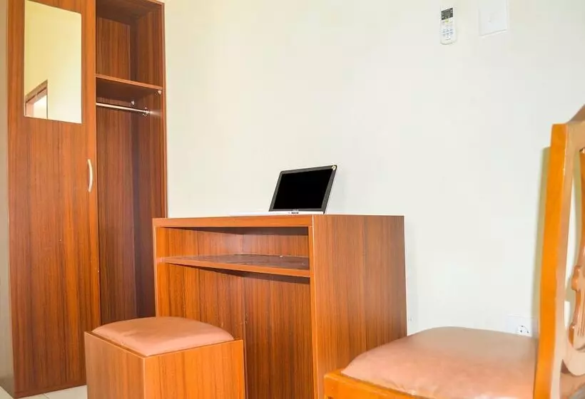 Hotelli Oyo 91491 Zalfa Guest House Syariah