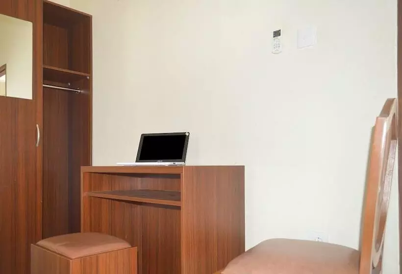 Hotelli Oyo 91491 Zalfa Guest House Syariah