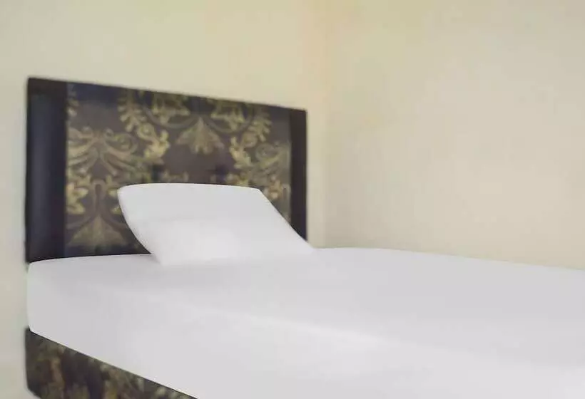 Hotelli Oyo 91491 Zalfa Guest House Syariah