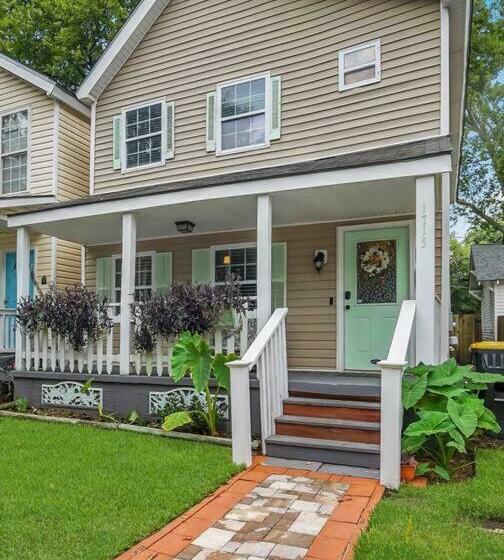 New Cheerful Renovated Home   5 Min To Downtown!