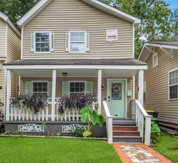 New Cheerful Renovated Home   5 Min To Downtown!