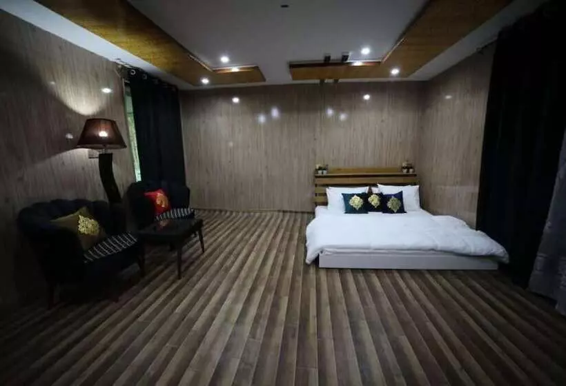 پانسیون Royal Brangsa Guest House