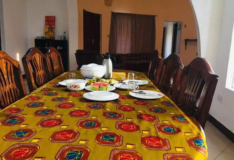 تختخواب و صبحانه Pazuri House Iringa