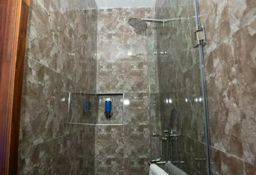 هتل Momak8