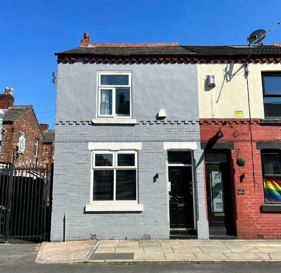 Modern House Sleeps 10 Mins From Manchester