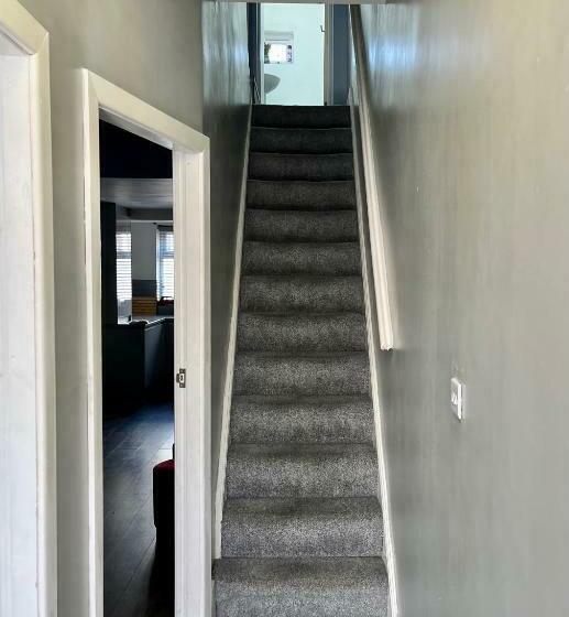 Modern House Sleeps 10 Mins From Manchester