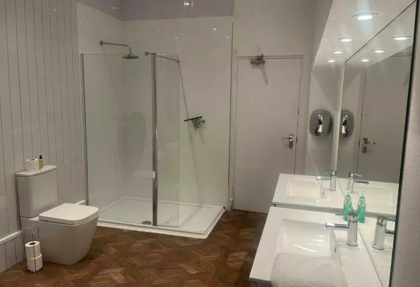 Lovely 1 Bedroom Loft Apartment Above Shop With Free Parking Long Term Let Available