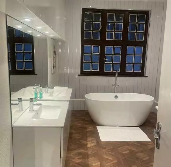 Lovely 1 Bedroom Loft Apartment Above Shop With Free Parking Long Term Let Available