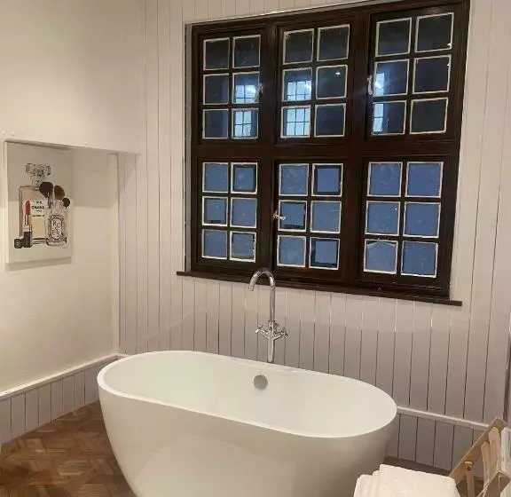 Lovely 1 Bedroom Loft Apartment Above Shop With Free Parking Long Term Let Available