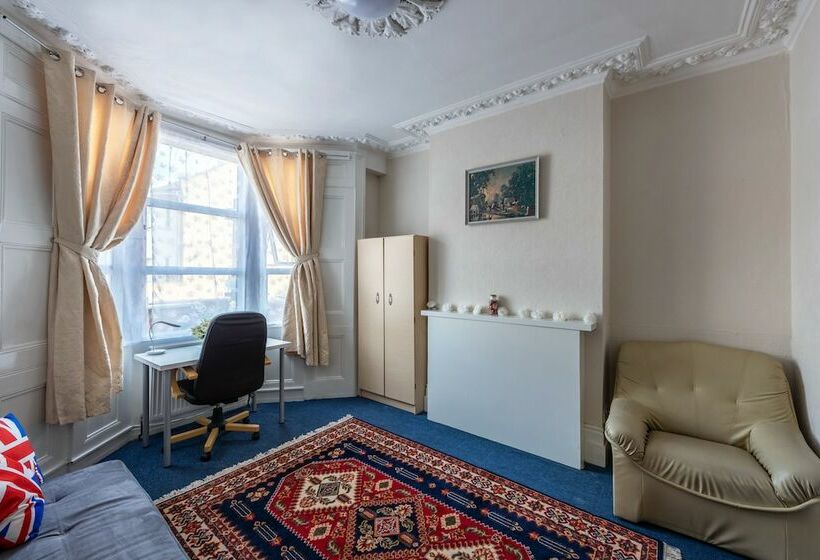 Majatalo Newton Guesthouse