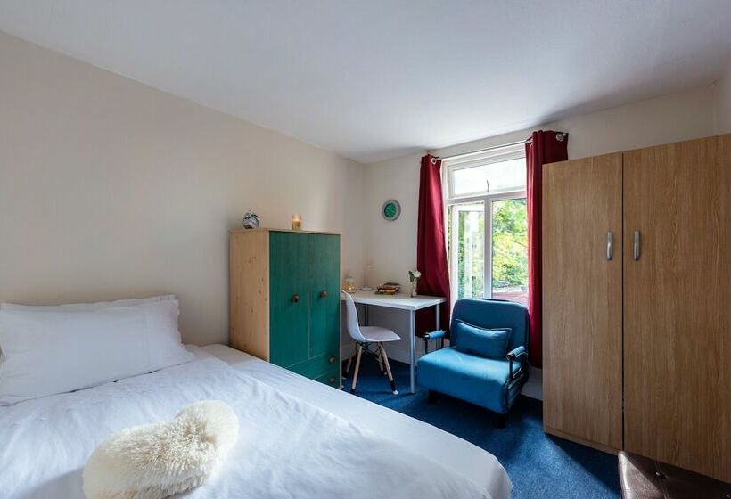 Majatalo Newton Guesthouse