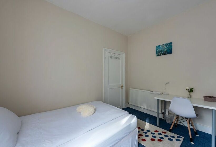 Majatalo Newton Guesthouse