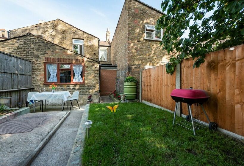 Majatalo Newton Guesthouse