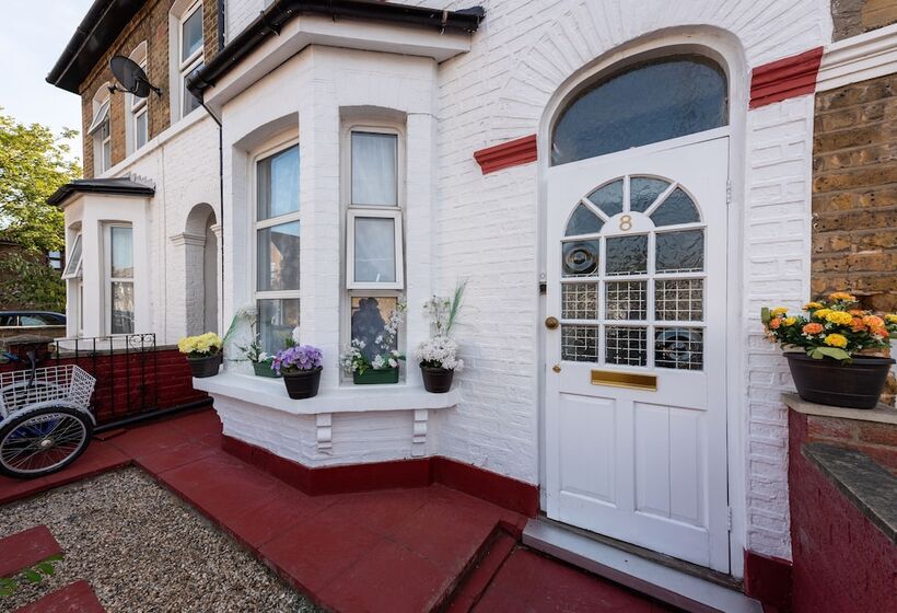 Majatalo Newton Guesthouse