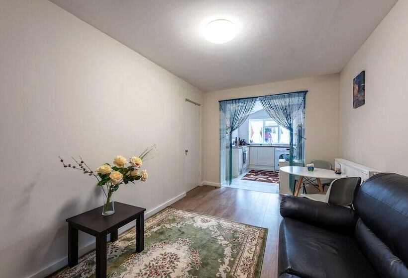 Majatalo Newton Guesthouse