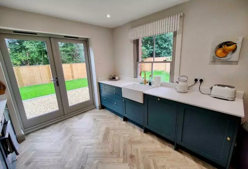 Stunning New Forest Cottage Close To Paultons Park