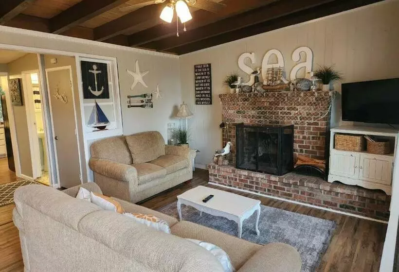 Home Near The Lake With Beautiful Wood Burning Fireplace
