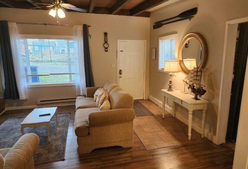 Home Near The Lake With Beautiful Wood Burning Fireplace