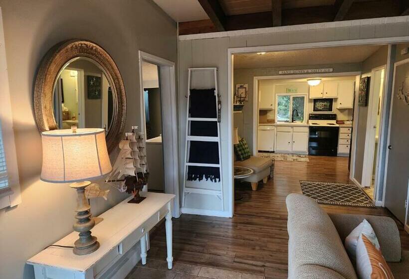 Home Near The Lake With Beautiful Wood Burning Fireplace