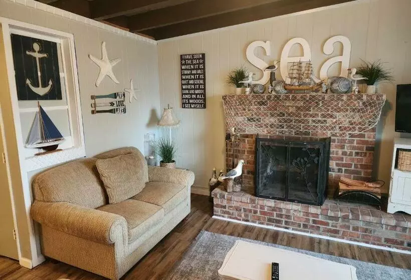 Home Near The Lake With Beautiful Wood Burning Fireplace