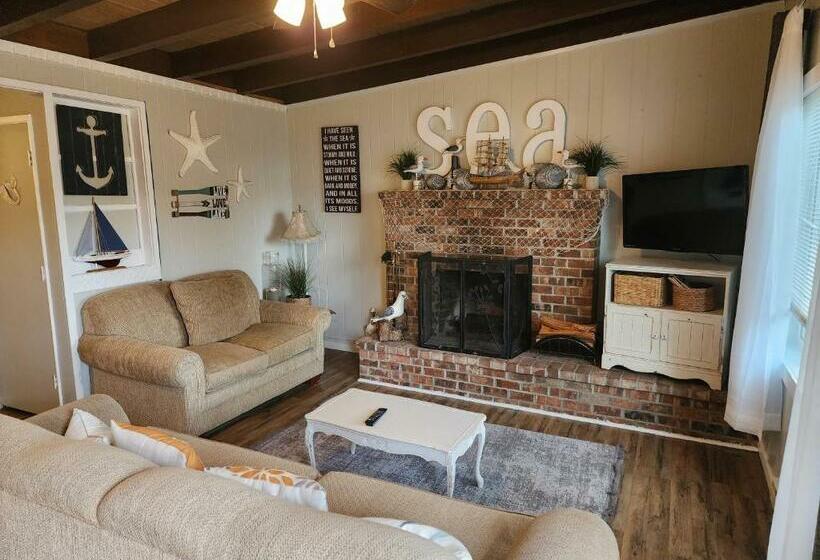 Home Near The Lake With Beautiful Wood Burning Fireplace