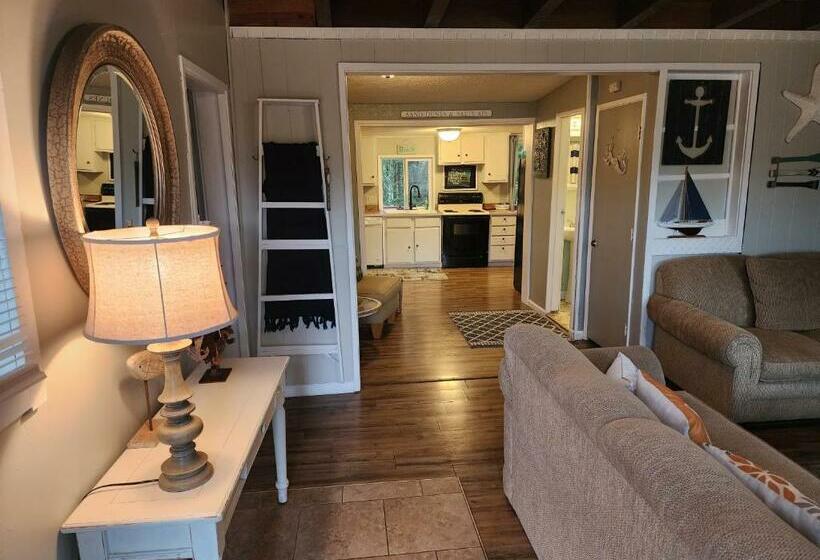 Home Near The Lake With Beautiful Wood Burning Fireplace