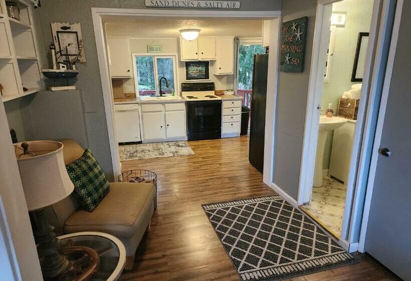 Home Near The Lake With Beautiful Wood Burning Fireplace