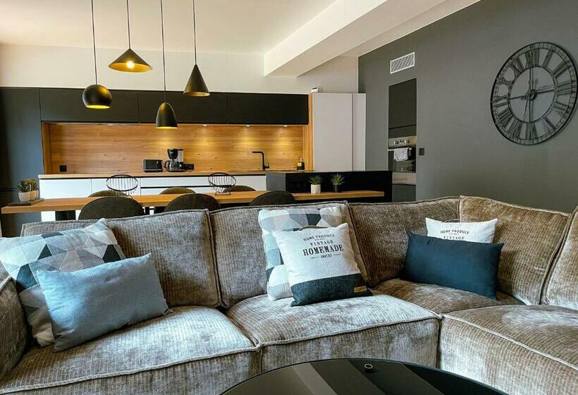 L Imprévue, 12 Personnes Dans La Vieille Ville !