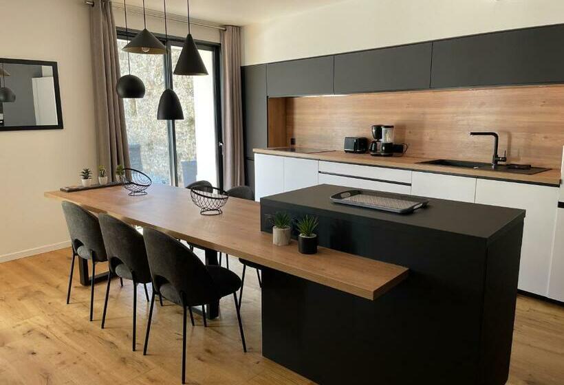 L Imprévue, 12 Personnes Dans La Vieille Ville !