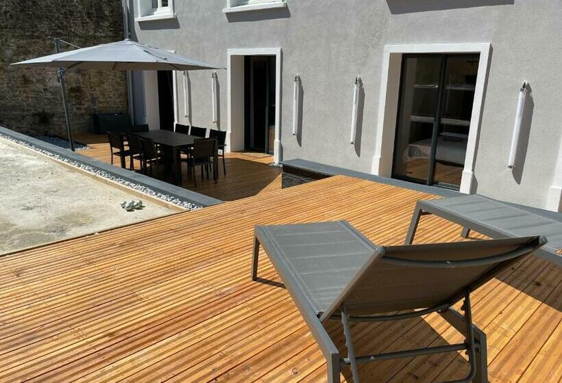 L Imprévue, 12 Personnes Dans La Vieille Ville !