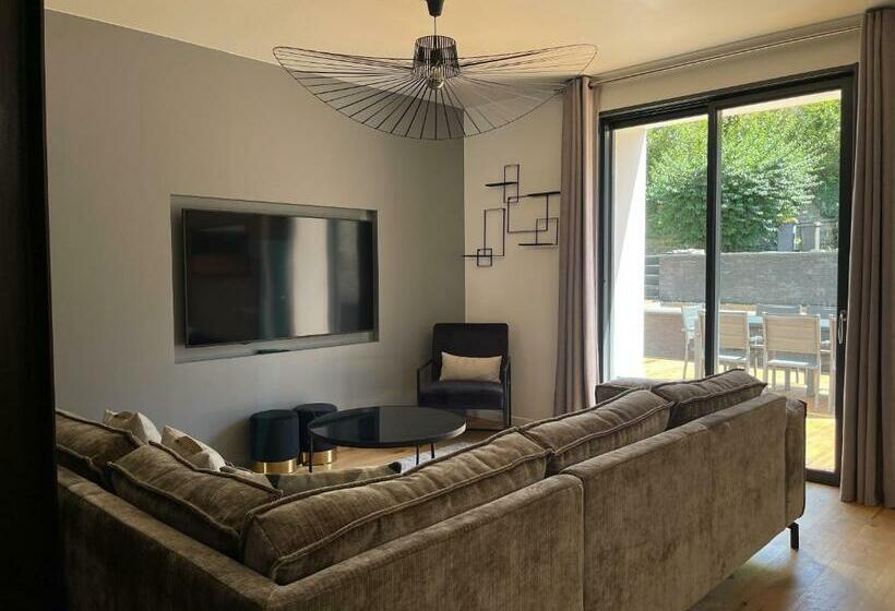 L Imprévue, 12 Personnes Dans La Vieille Ville !