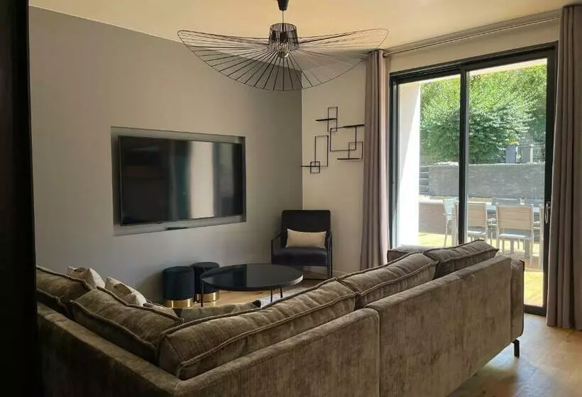 L Imprévue, 12 Personnes Dans La Vieille Ville !