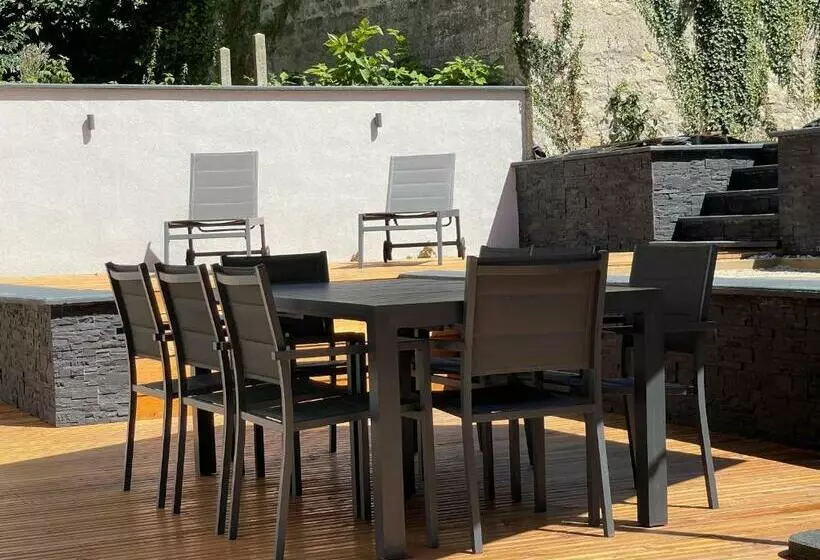 L Imprévue, 12 Personnes Dans La Vieille Ville !